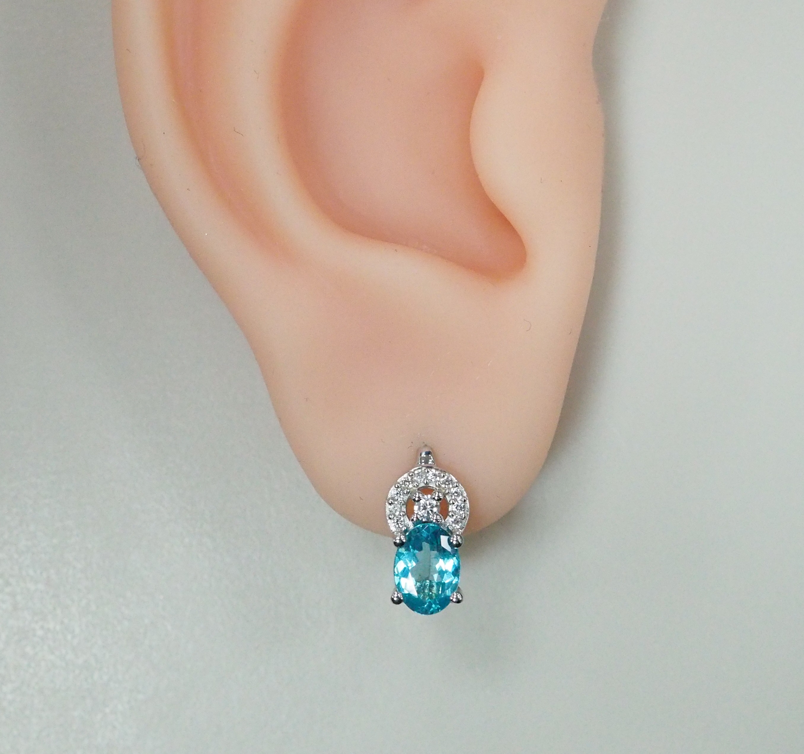 Серебряные серьги с апатитами